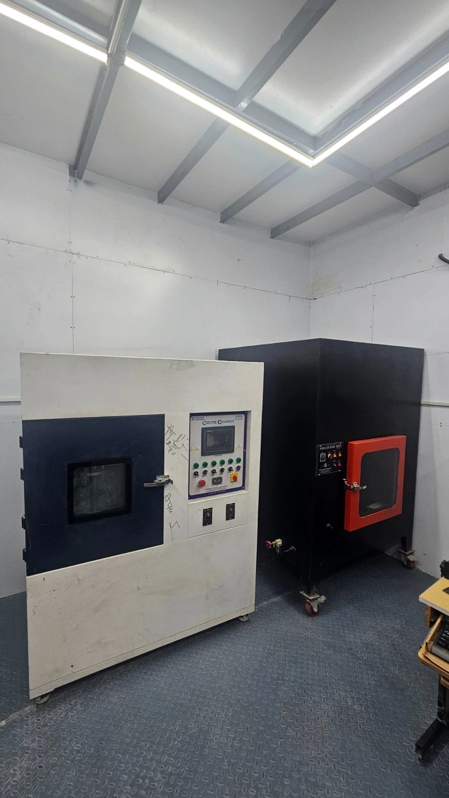 Ozone and flammability tester for railway flame retardant rubber